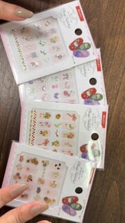 四季彩まといネイルとセリアのぷっくりネイルシールを組み合わせて
簡単に和モダンかわいいネイルの完成✨
四季彩まといネイルとの色合わせや配置のポイントは、kyo・miori公式YouTubeで公開中💗
#四季彩まといネイル #ネイルアレンジ #水性ネイル